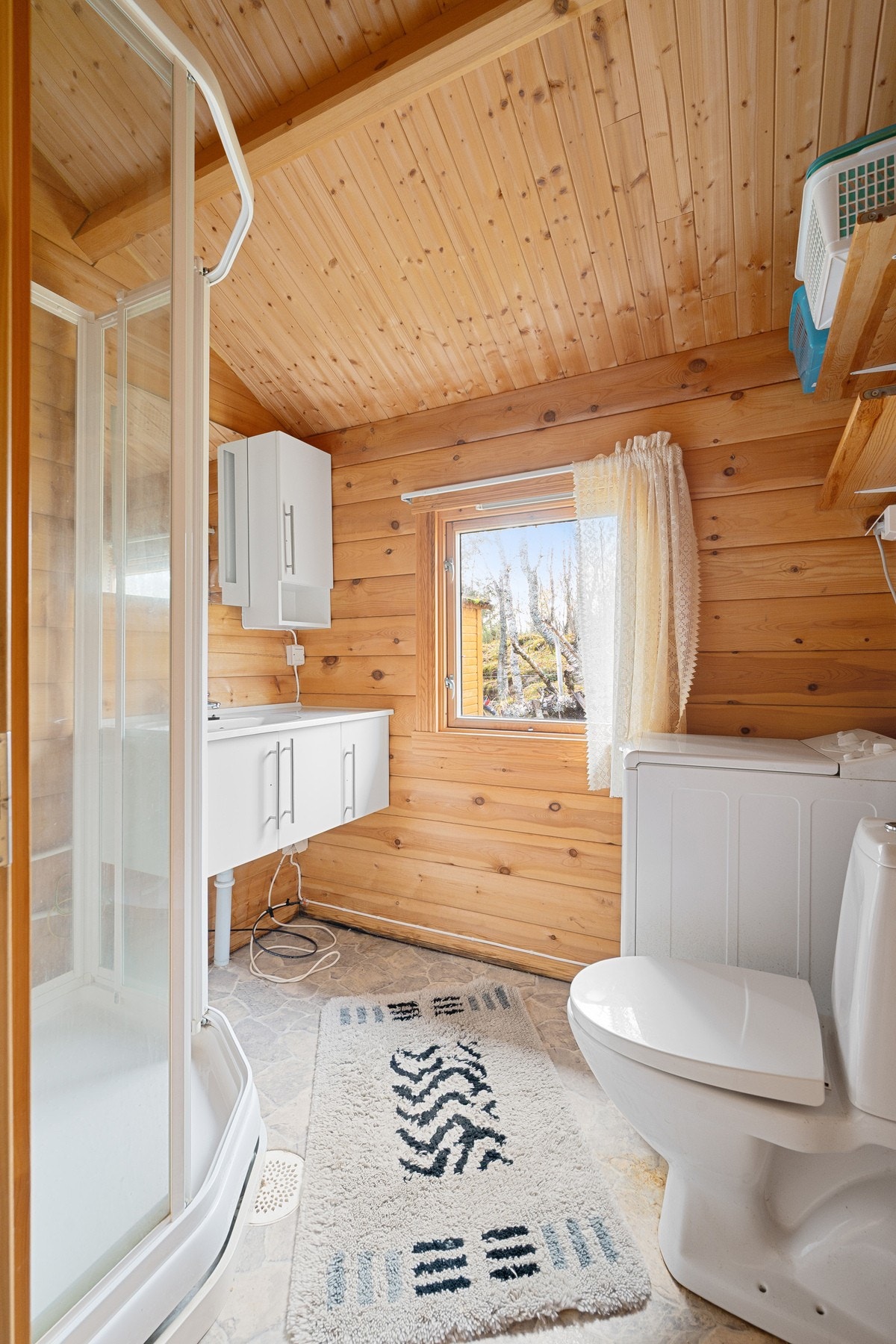 Bad med servantinnredning, toalett og dusjkabinett Galleribilde