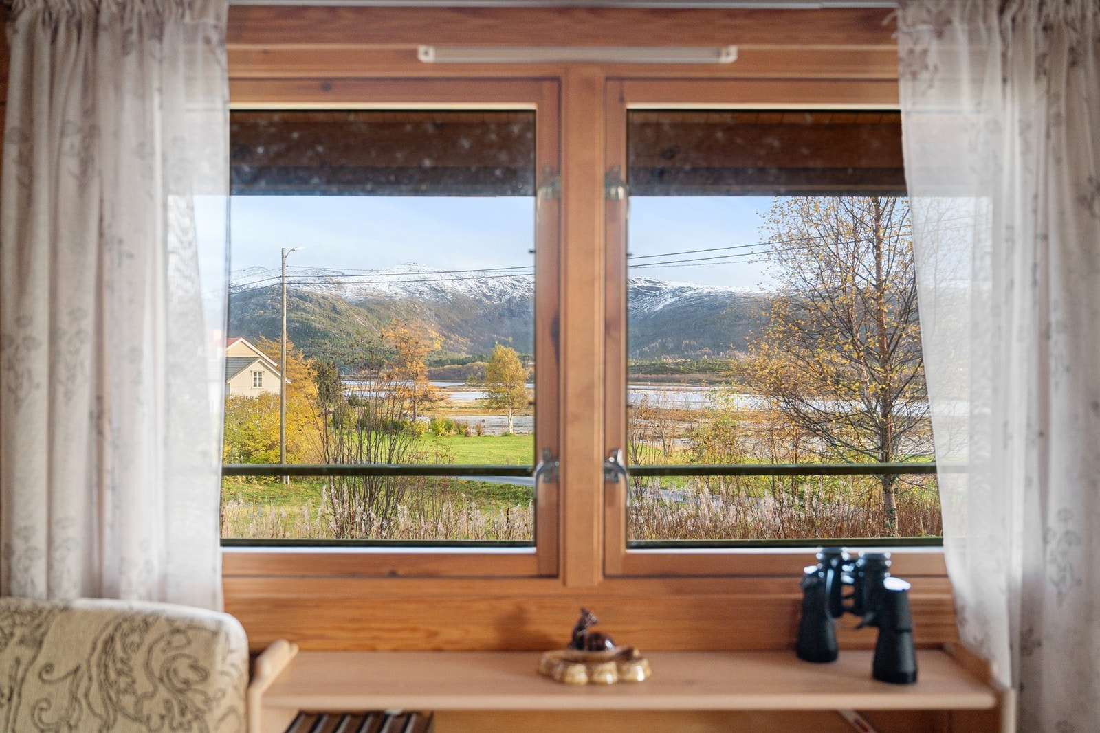 Fra vinduene ser du mot osen og vakre Tjeldøyfjell Galleribilde