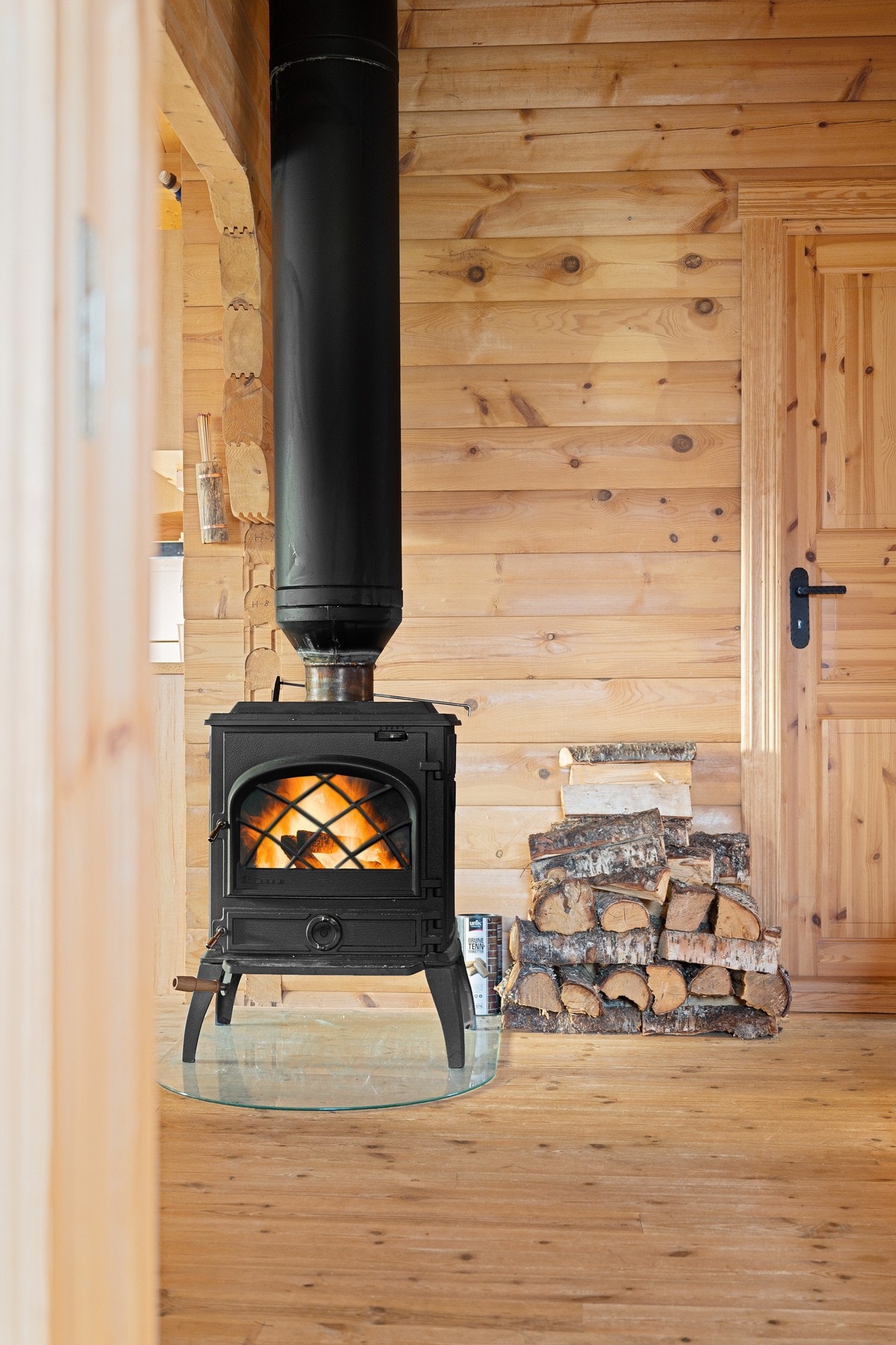 Fyr i ovnen sørger for ekstra varme og kos når det blir kaldere og mørkere ute Galleribilde