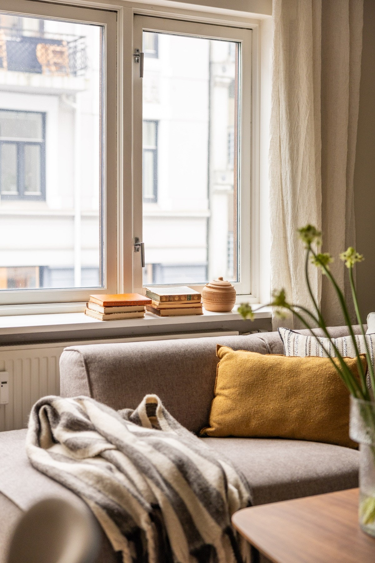 Store vindusflater slipper inn rikelig med naturlig lys, som bidrar til en luftig atmosfære. Galleribilde