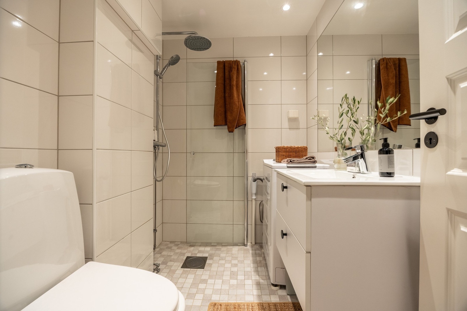 Helfliset bad av ukjent årstall, oppgradert i 2025 med ny servant, nytt servantskap og ny dusjløsning. Galleribilde