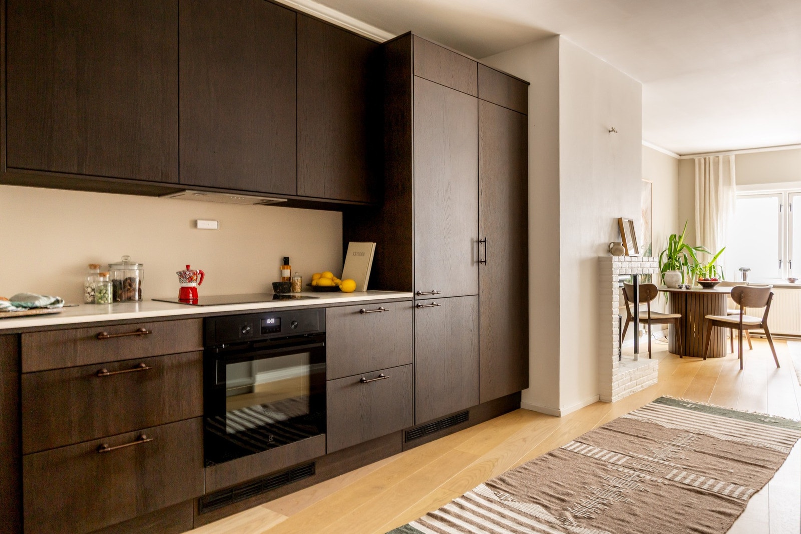 Åpen løsning mot kjøkkenet skaper et sosialt allrom med plass for både familie og venner. Galleribilde