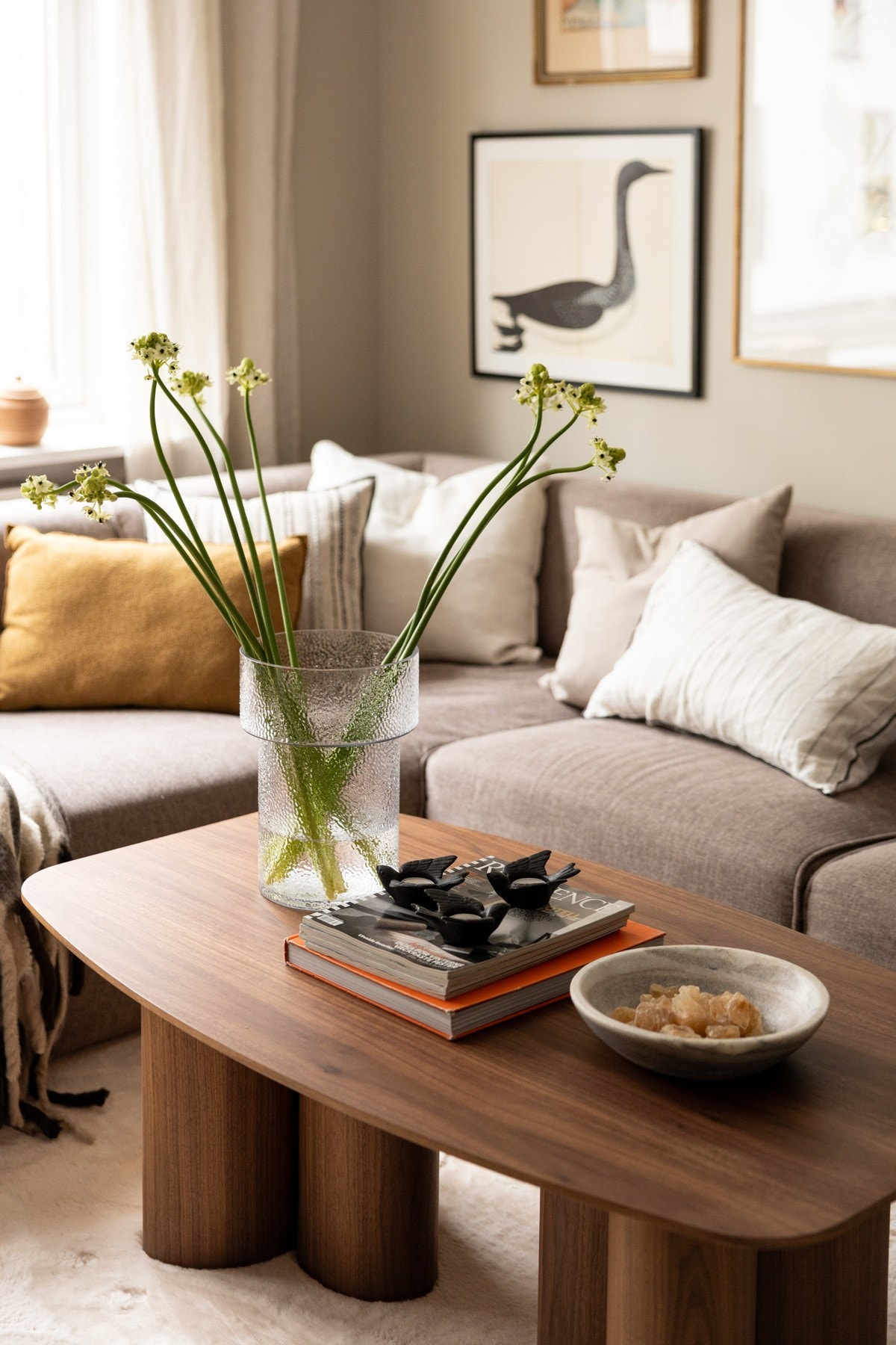 Overflatene er malt i en moderne fargetone, og på gulvet er det parkett. Galleribilde