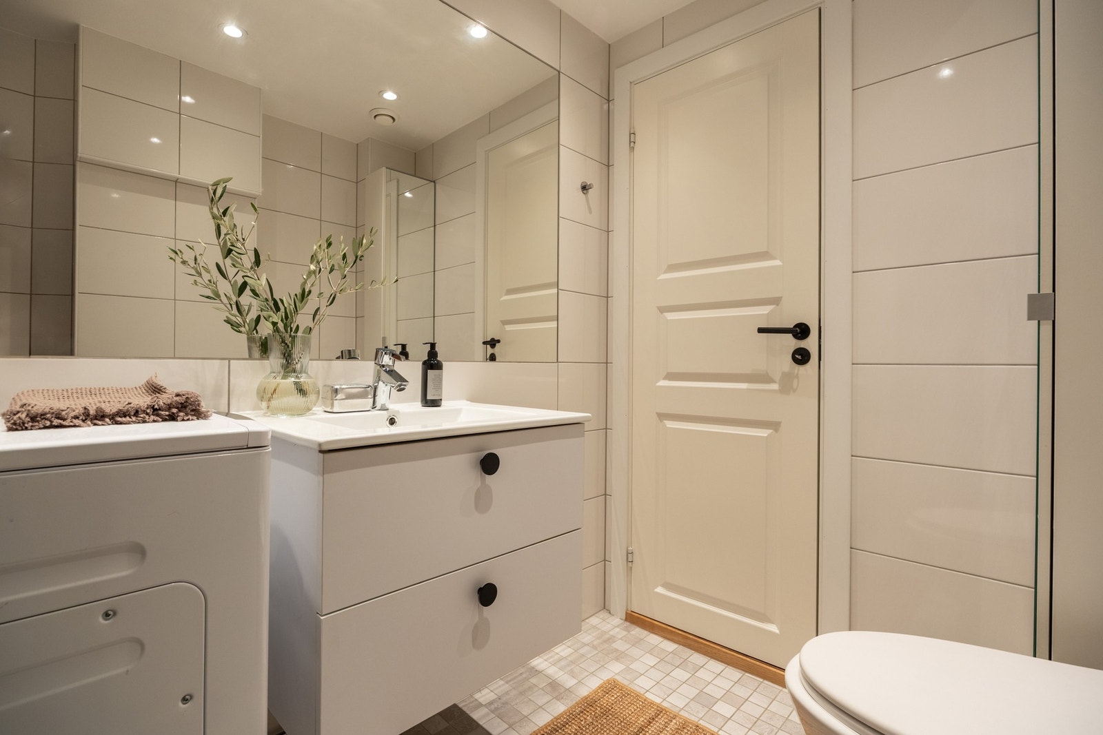 Badet har gulvvarme, samt opplegg for vaskemaskin. Galleribilde