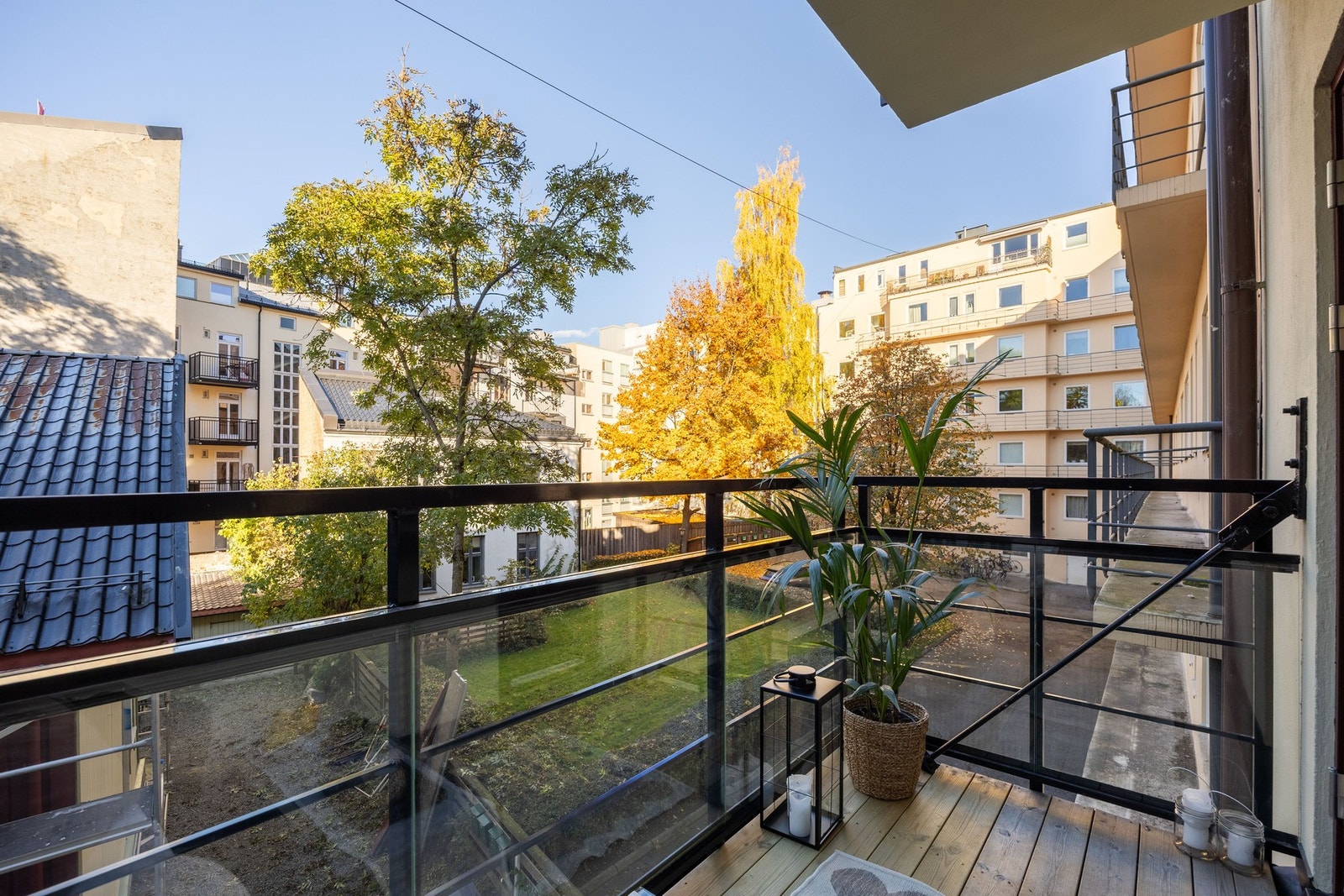 Balkongen er vestvendt og har meget gode solforhold Galleribilde