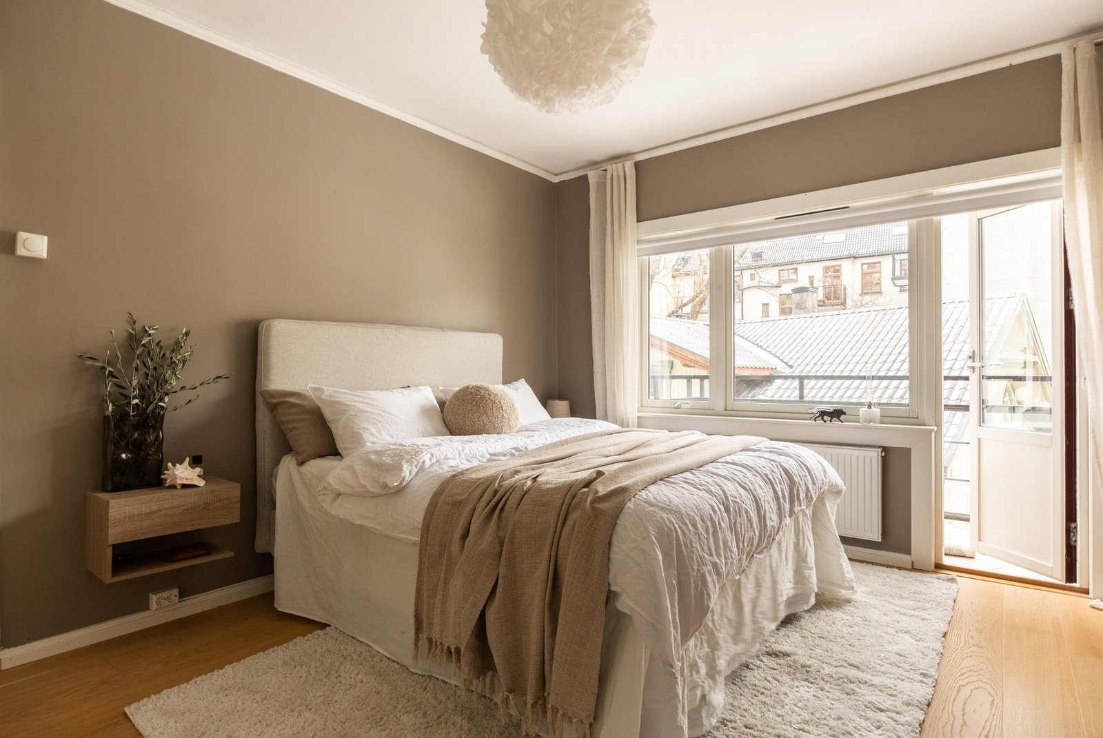 Hovedsoverommet er romslig med god plass for stor seng. Galleribilde