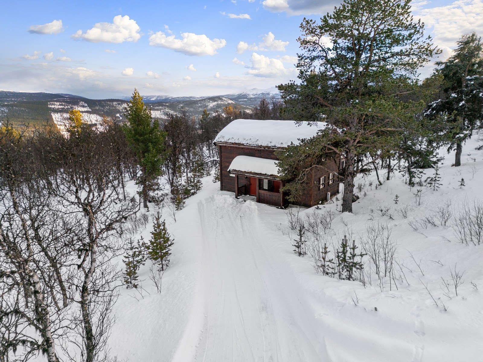 Det er god plass til å parkere på egen tomt. Galleribilde