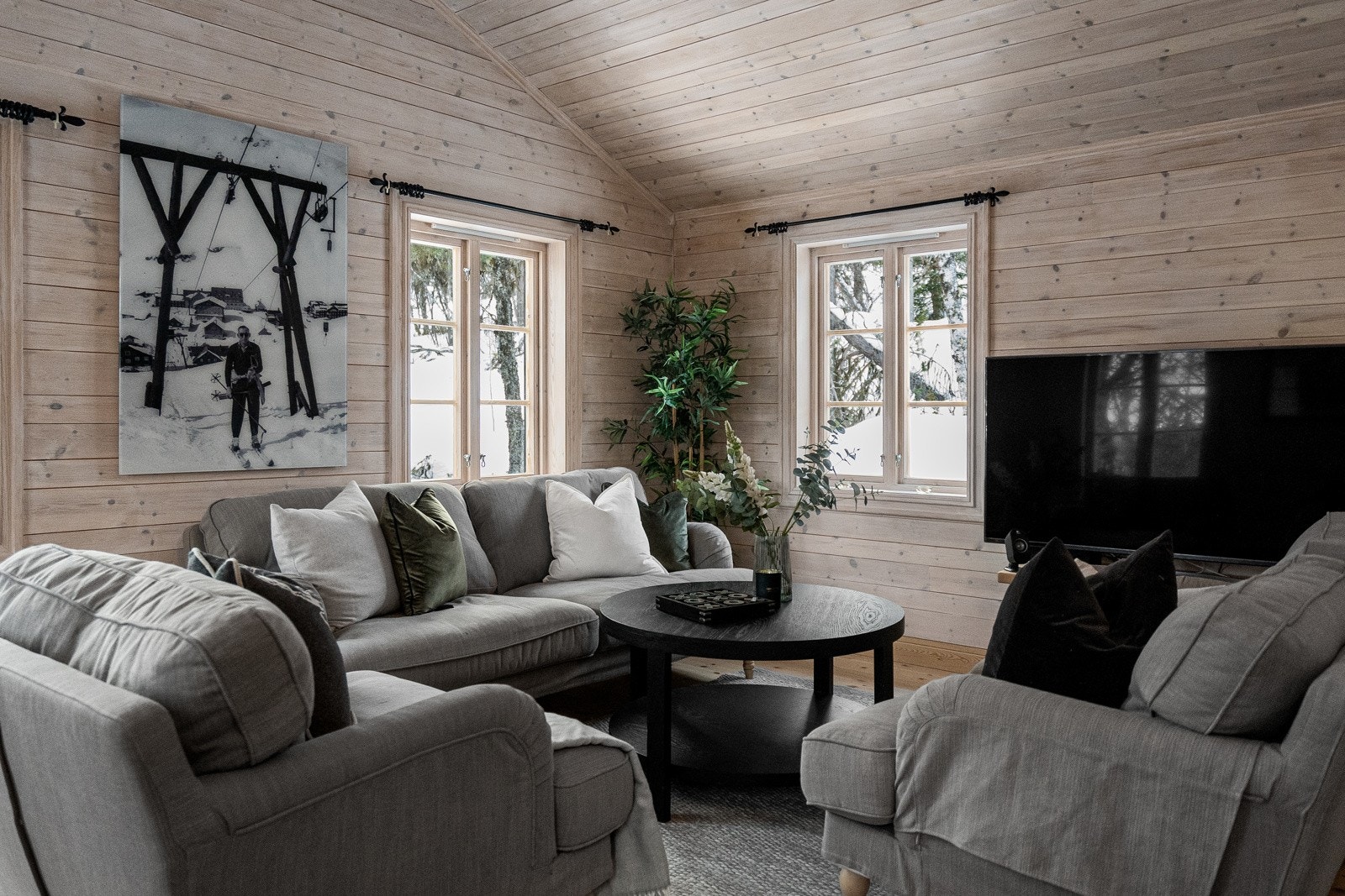 Hytta har en romslig stue, med gode møbleringsmuligheter. Galleribilde