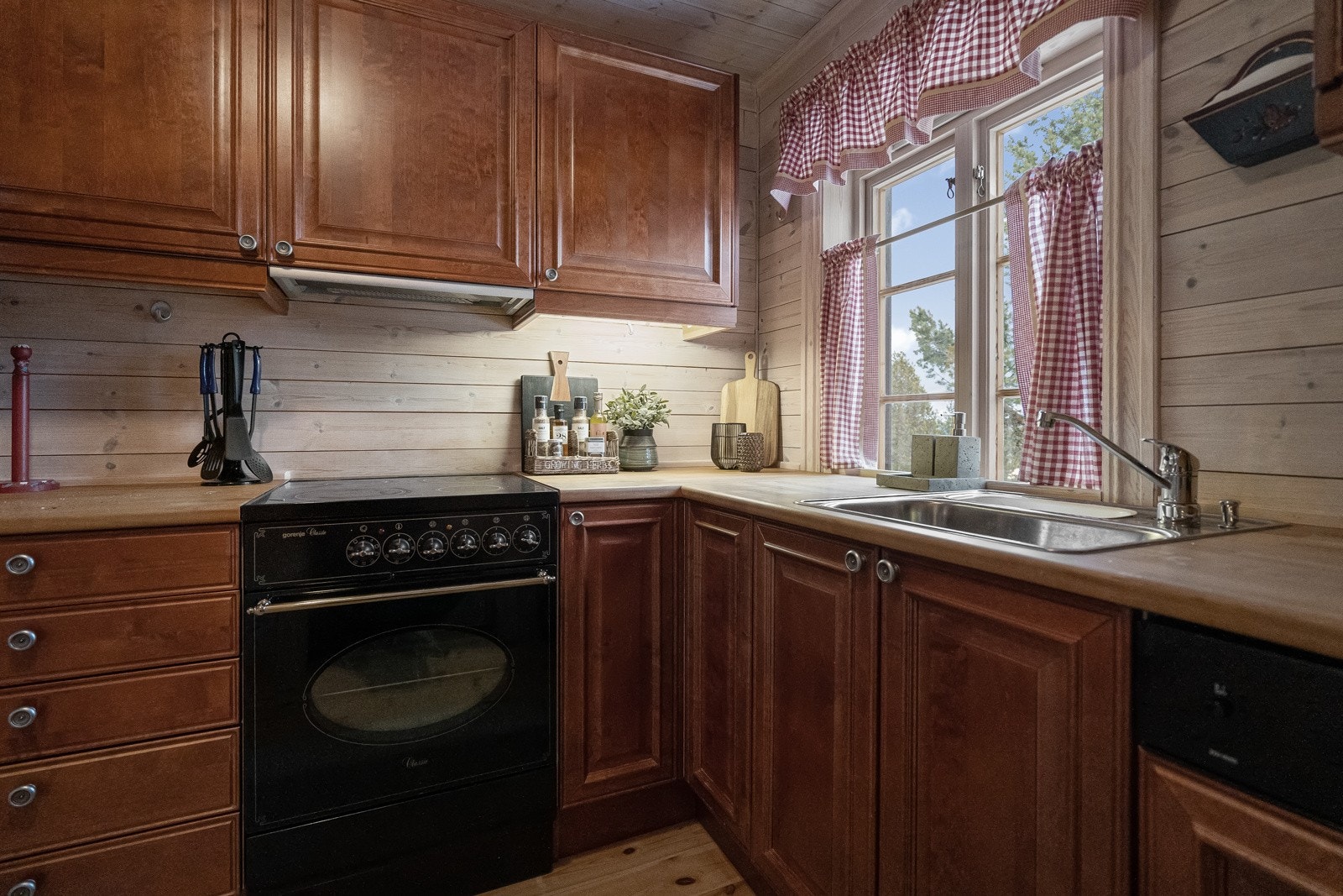 Hytta byr på et solid kjøkkenet av heltre, som gir både sjarm og funksjonalitet. Galleribilde