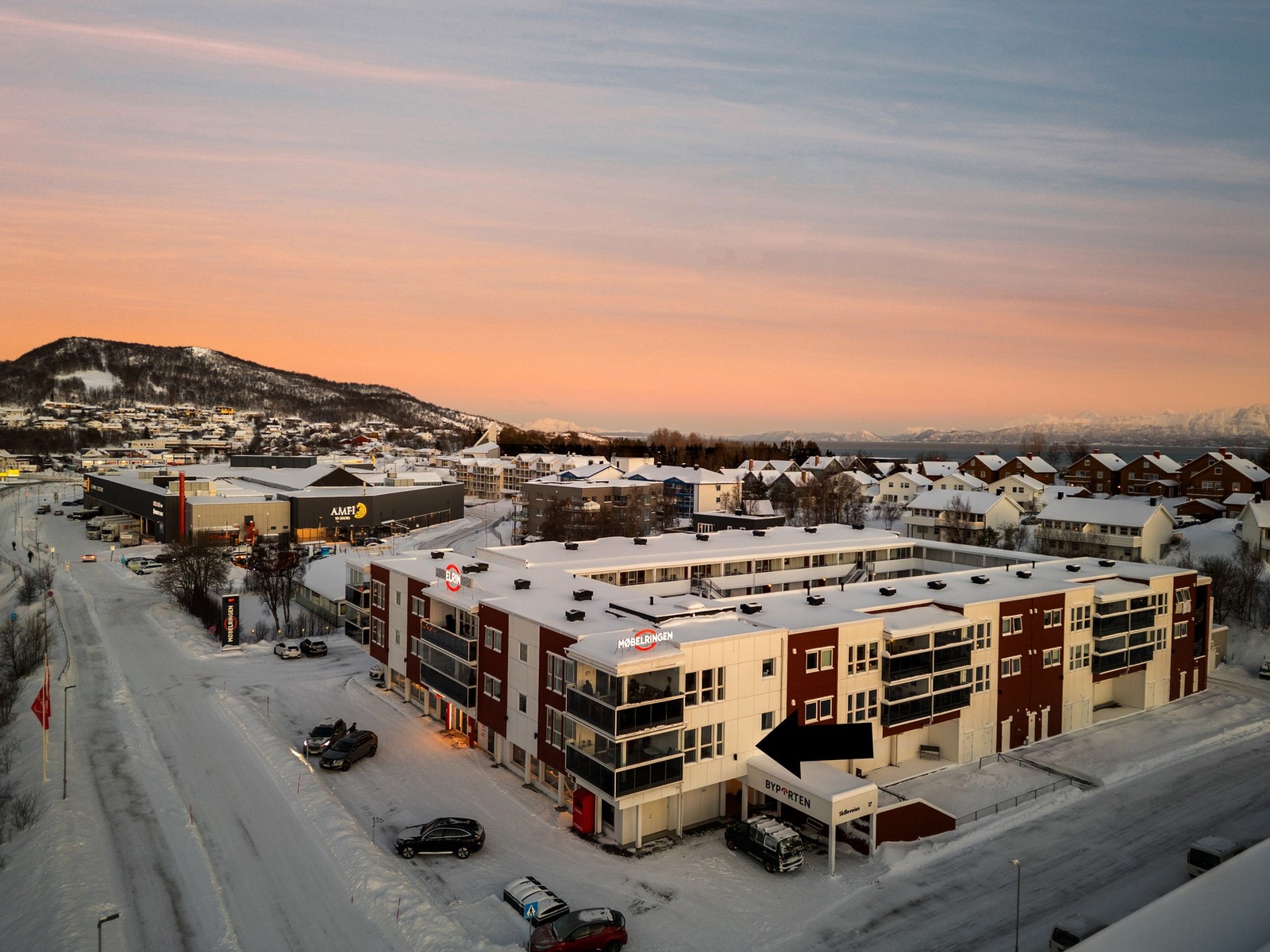 EIE eiendomsmegling v/Runar Bjørkelund har gleden av å presentere denne store hjørneleiligheten i Skilleveien 17. Foto: Martynas Milkevicius/Cinematic photography Galleribilde