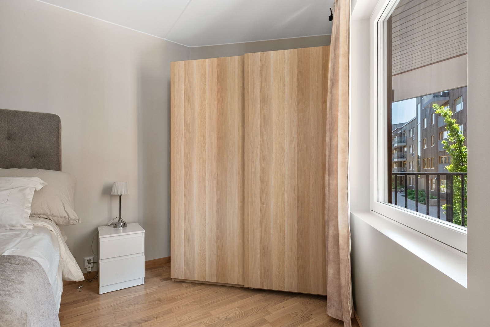 Soverommet har god plass til seng og garderobe. Galleribilde