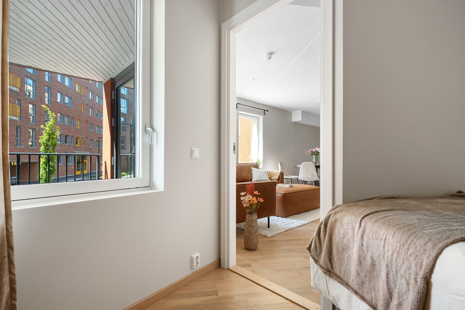 Stuen leder inn til soverommet. Galleribilde