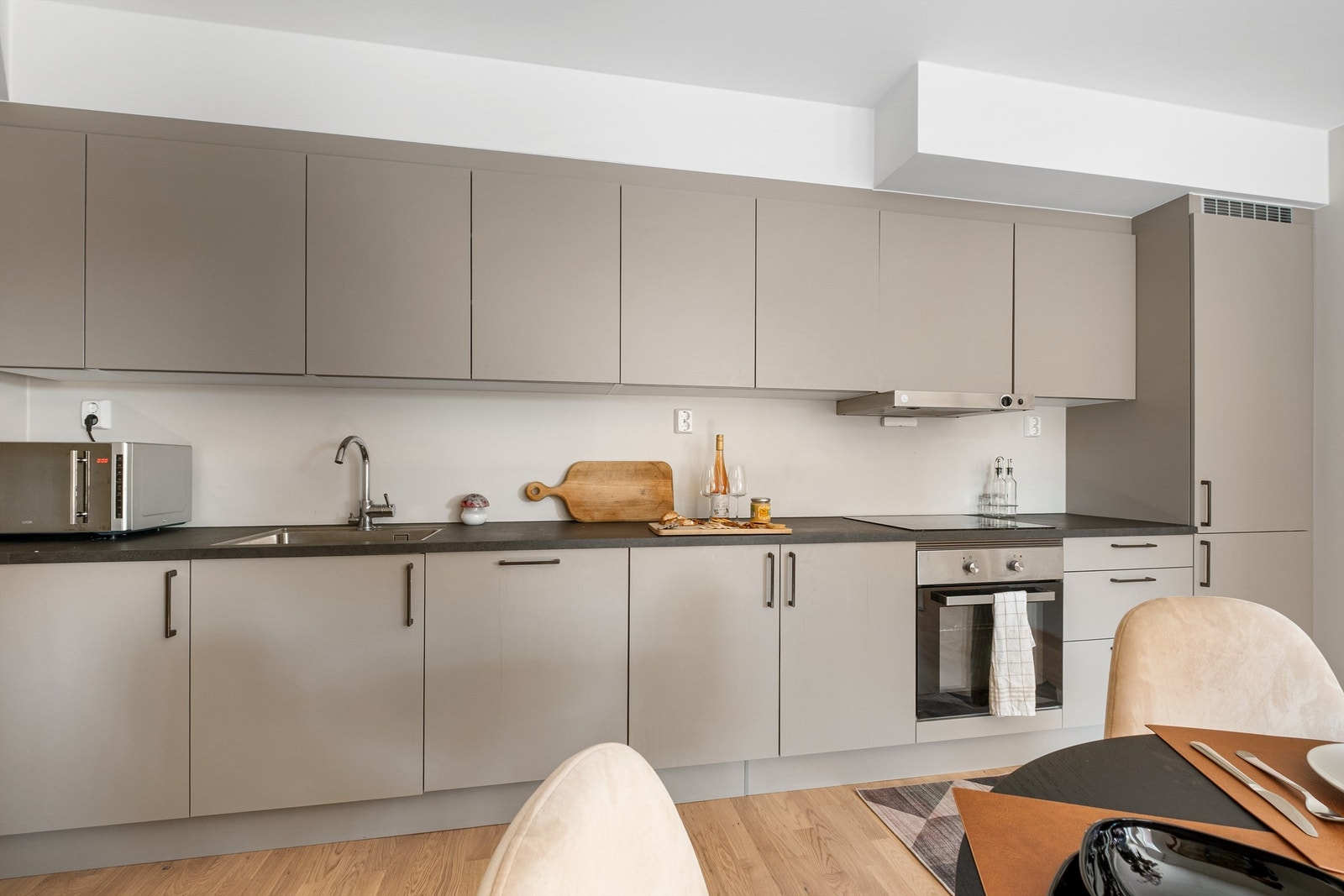 Det finnes integrerte hvitevarer som komfyr, induksjonstopp og oppvaskmaskin. Galleribilde