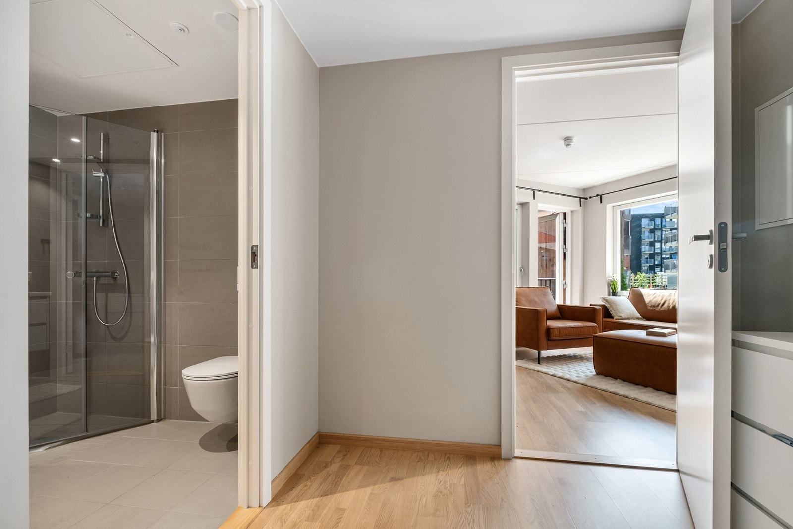 Gangen leder inn til badet, og videre inn mot stuen. Galleribilde