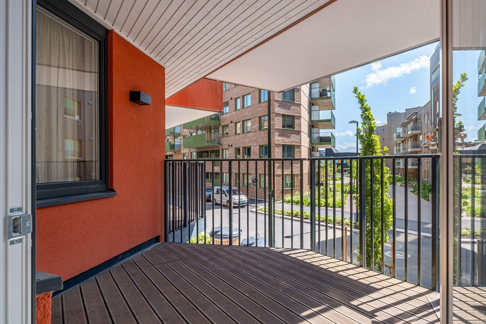 Balkongen gir en herlig forlengelse av leiligheten på varme dager! Galleribilde