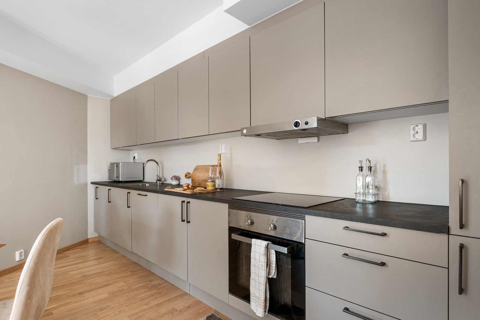 Moderne kjøkken med glatte fronter og benkeplate i laminat. Galleribilde