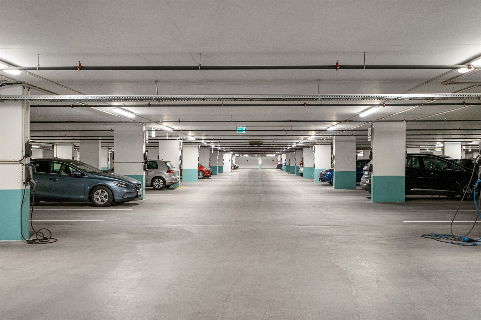 Garasjeplass som tilhører boligen i et felles parkeringsanlegg. Galleribilde