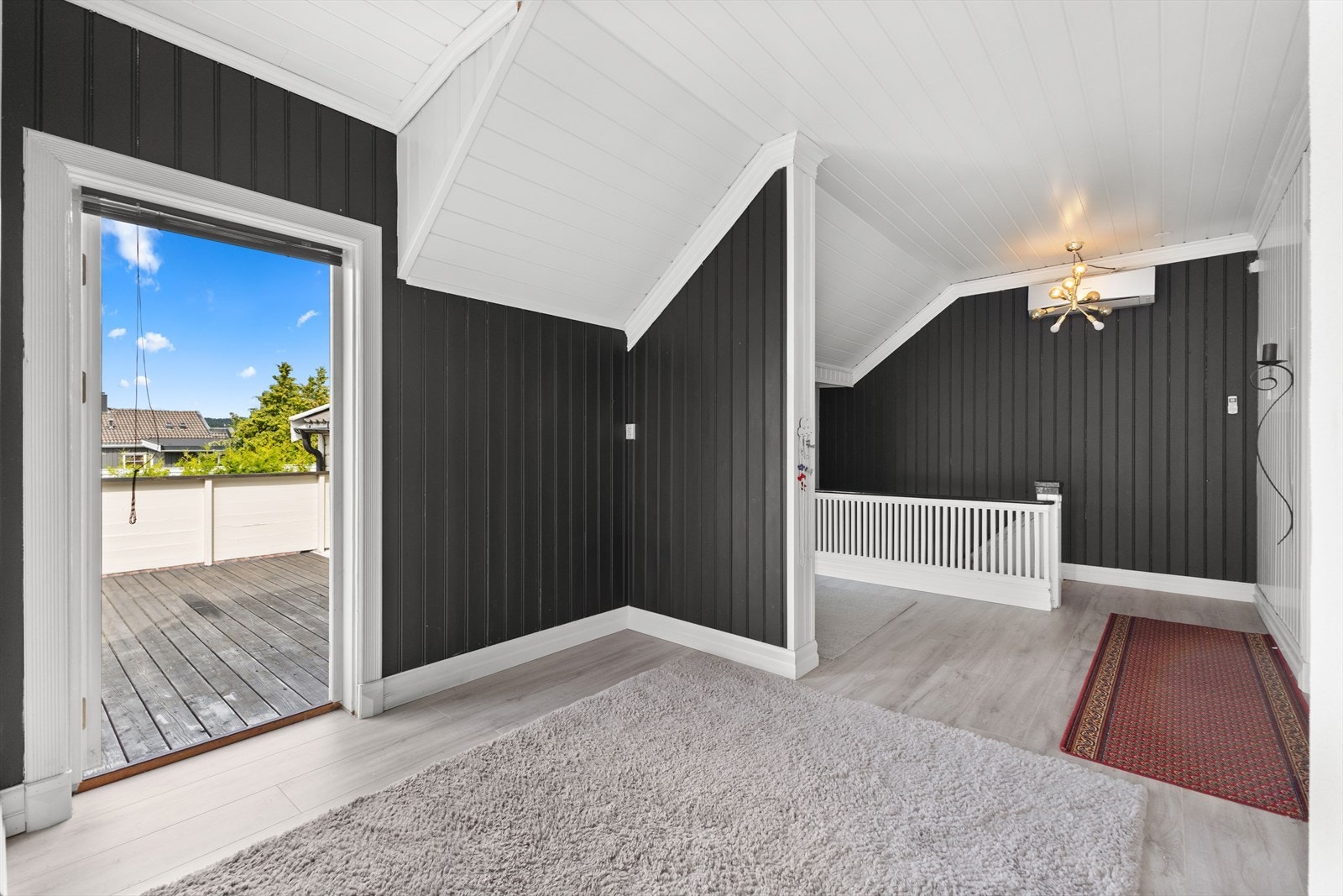 Fra gang i 2. etasje er det utgang til veranda. Galleribilde