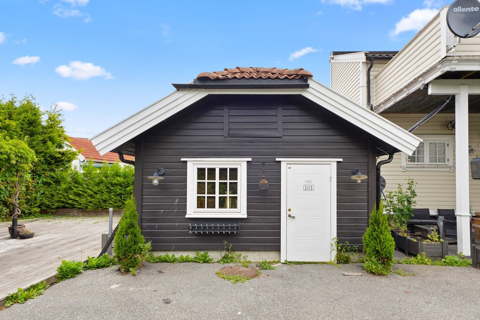 Garasjen er i dag omgjort til oppholdsrom med toalettrom. Dette er et søknadspliktig tiltak men tiltaket er ikke byggesøkt. Garasjen er ikke lov å bruke som oppholdsrom. Galleribilde