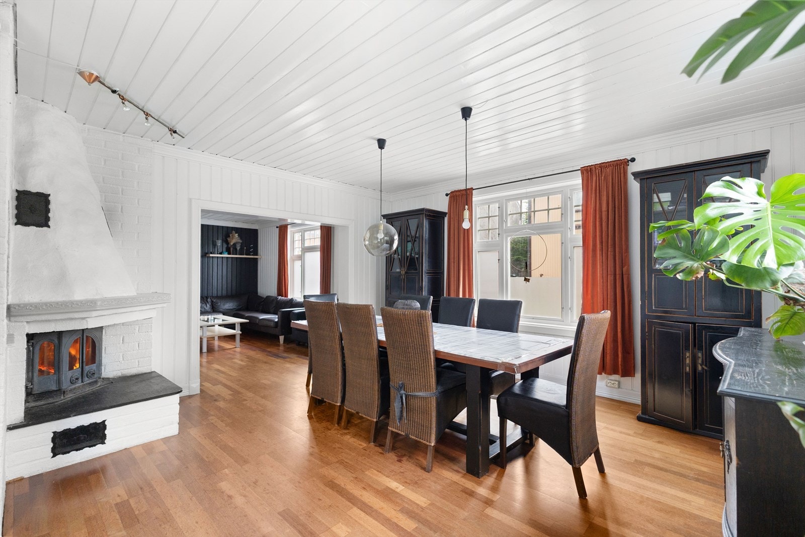 Både kjøkkenet, stuen og spisestuen henger sammen i en delvis åpen løsning, noe som binder boligen flott sammen. Galleribilde