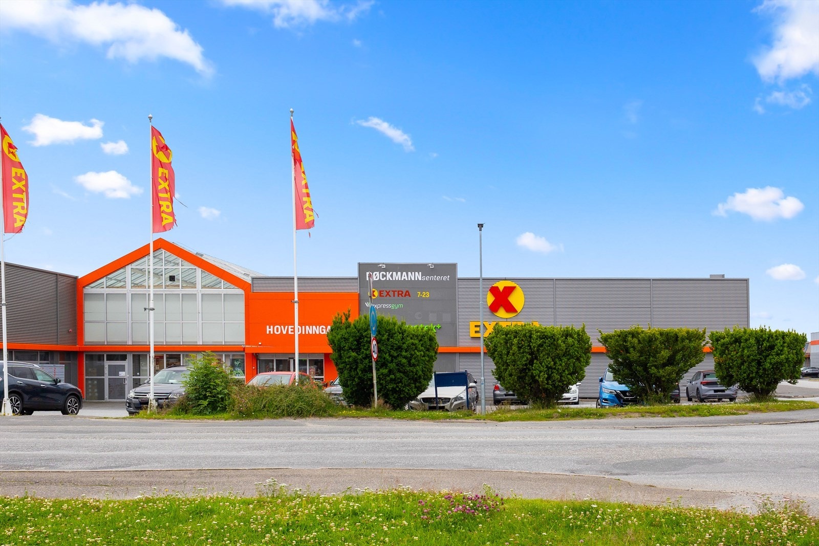 Ca. 6 min gange til Bøckmann-senteret med matbutikk, apotek, mm. Galleribilde