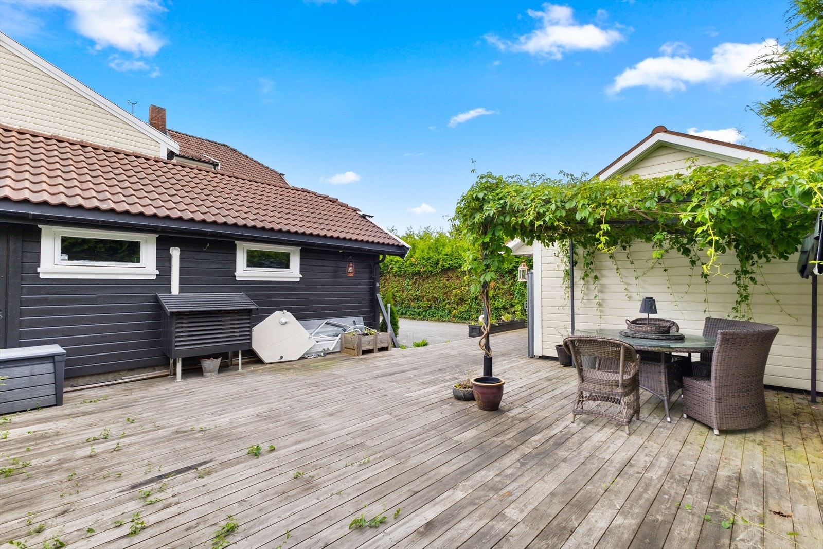 Stor terrasseplatting med god plass til diverse utemøbler. Galleribilde