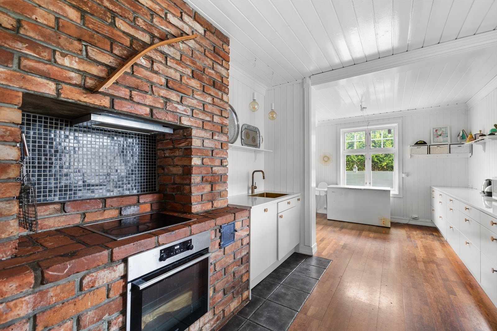 Kjøkkenet har godt med skap og benkeplass. Galleribilde