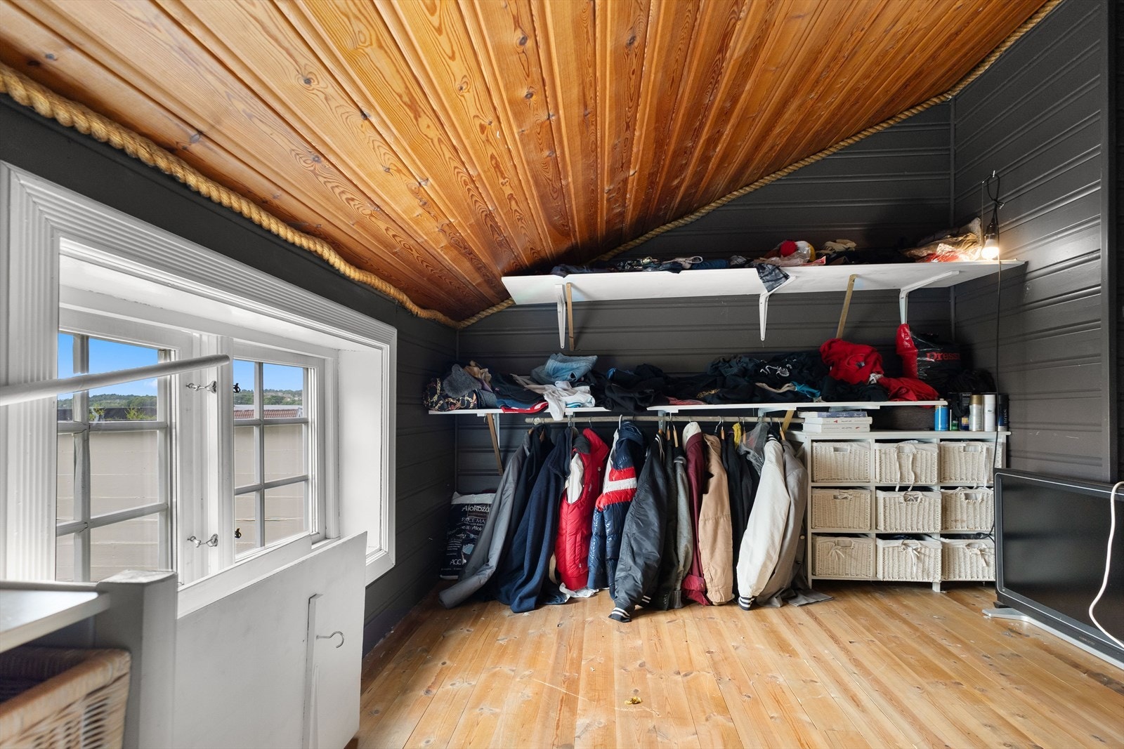 Walk-in closet. Galleribilde