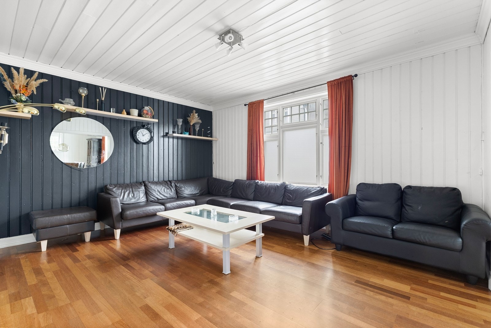 Innbydende stue med god plass til sofagruppe og annet ønsket innventar. Galleribilde