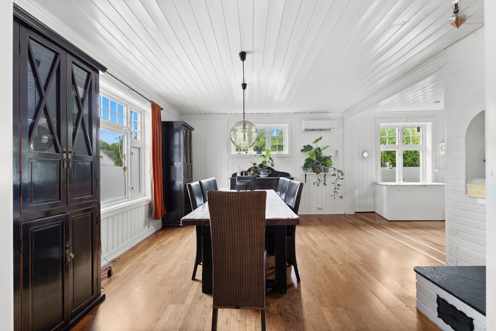 Store vindusflater slipper inn rikelig med naturlig lys. Galleribilde