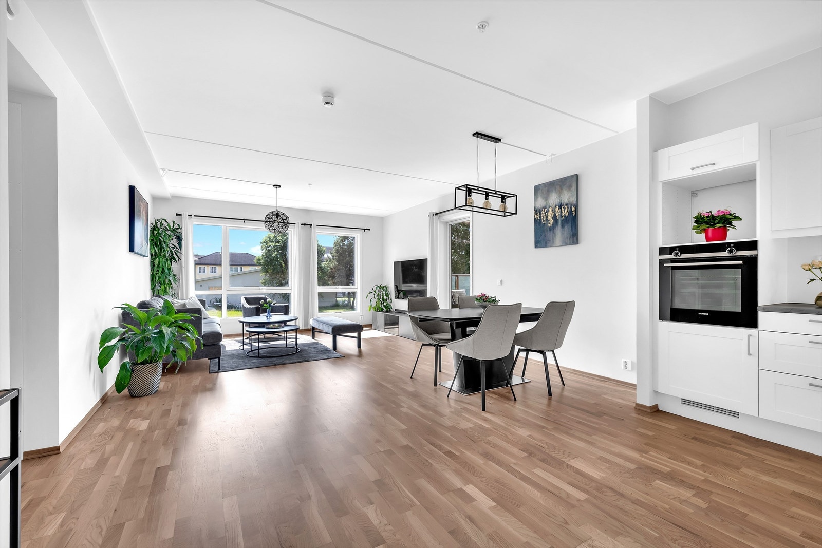 Stuen har store vindusflater og er en luftig og innbydende stue med en utforming som gjør det enkelt å innrede i flere soner. Galleribilde