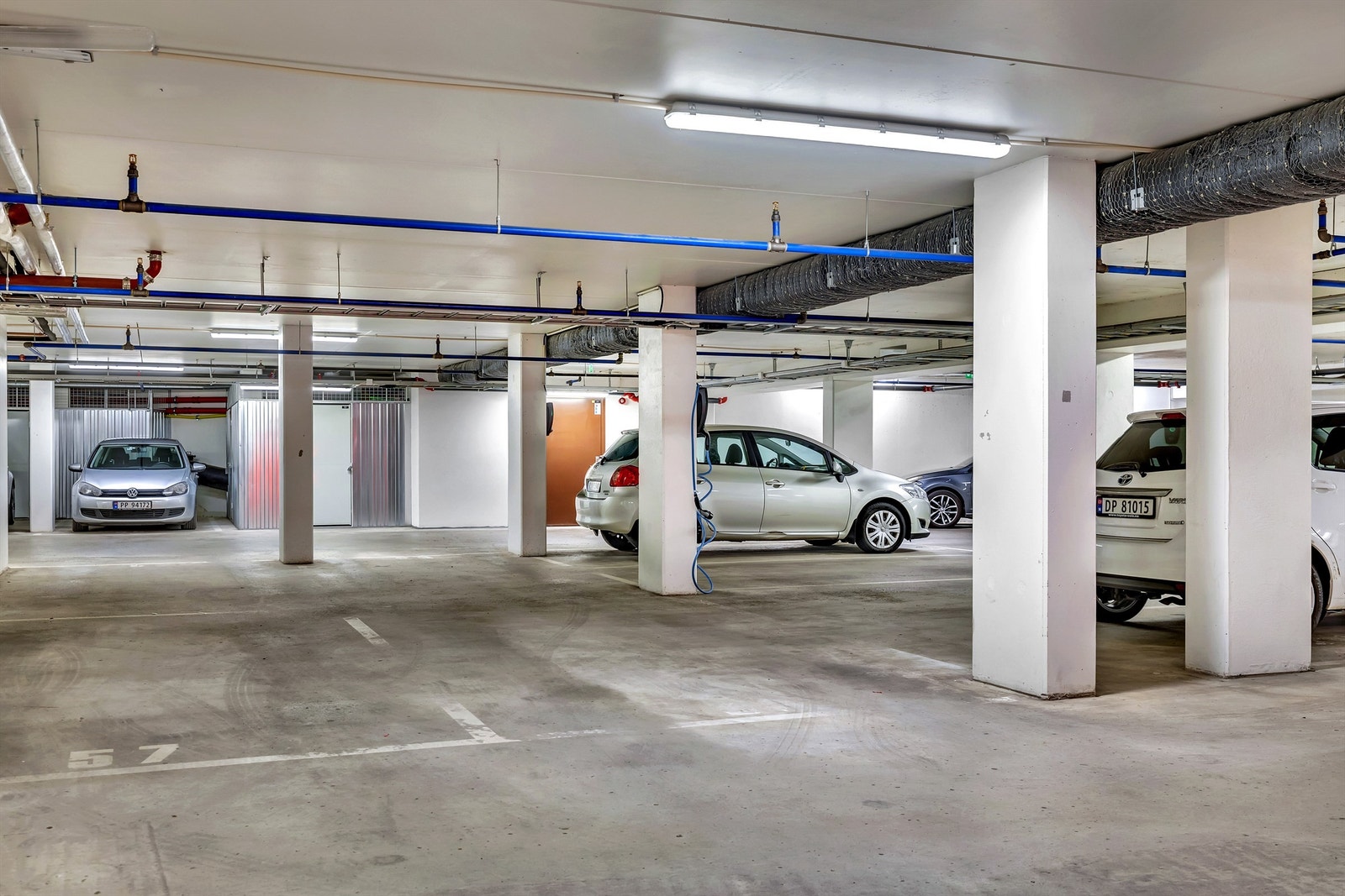 Boligen disponerer garasjeplass nr 58 i felles garasjeanlegg. Galleribilde