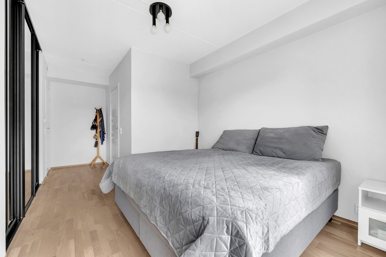 Boligens hovedsoverom har et privat baderom med inngang inne på soverommet. Galleribilde