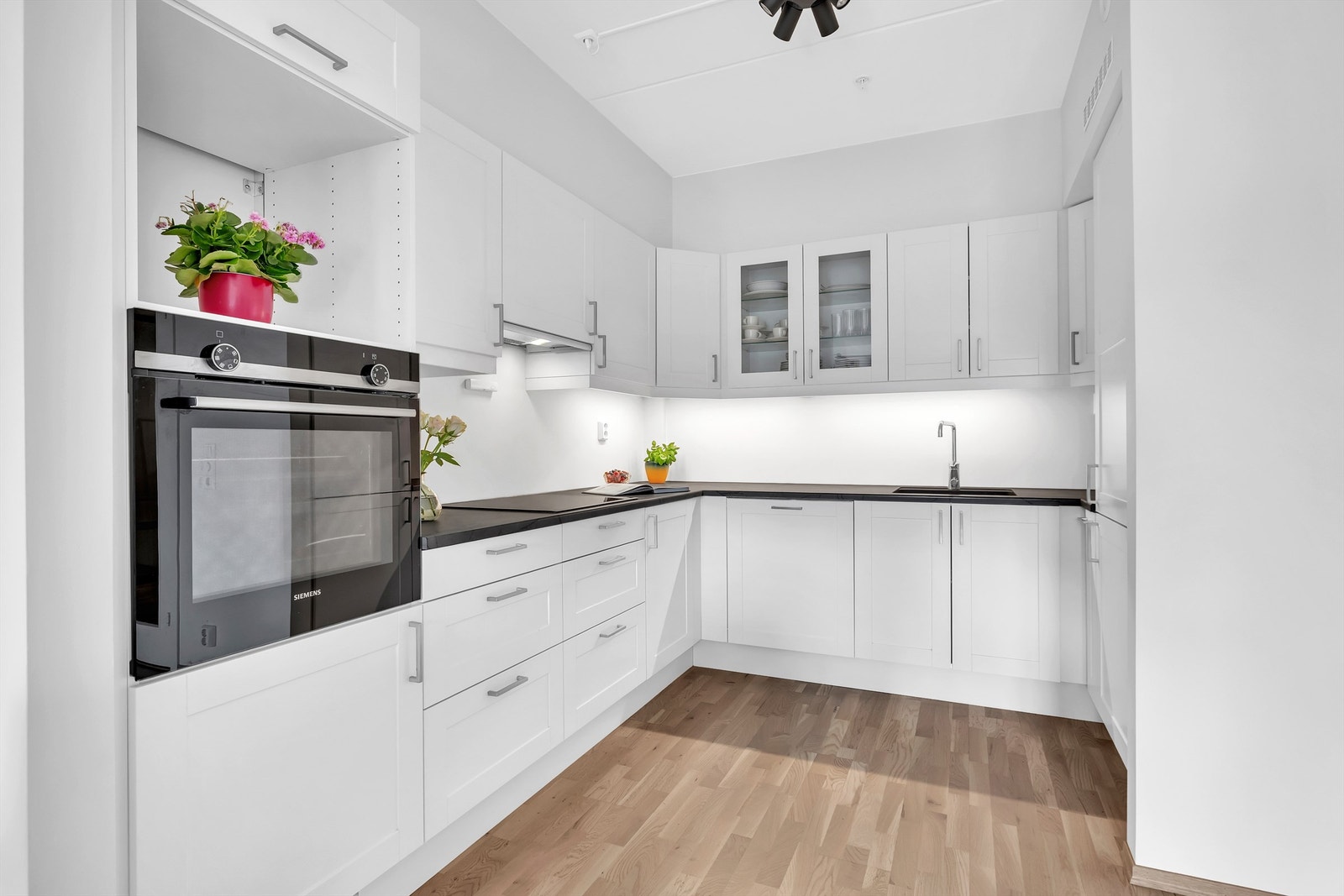 Kjøkken med åpen løsning mot stue. Galleribilde