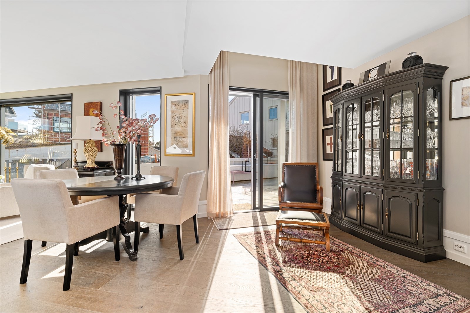 Utgang til solrik sørvendt terrasse ut fra stua Galleribilde