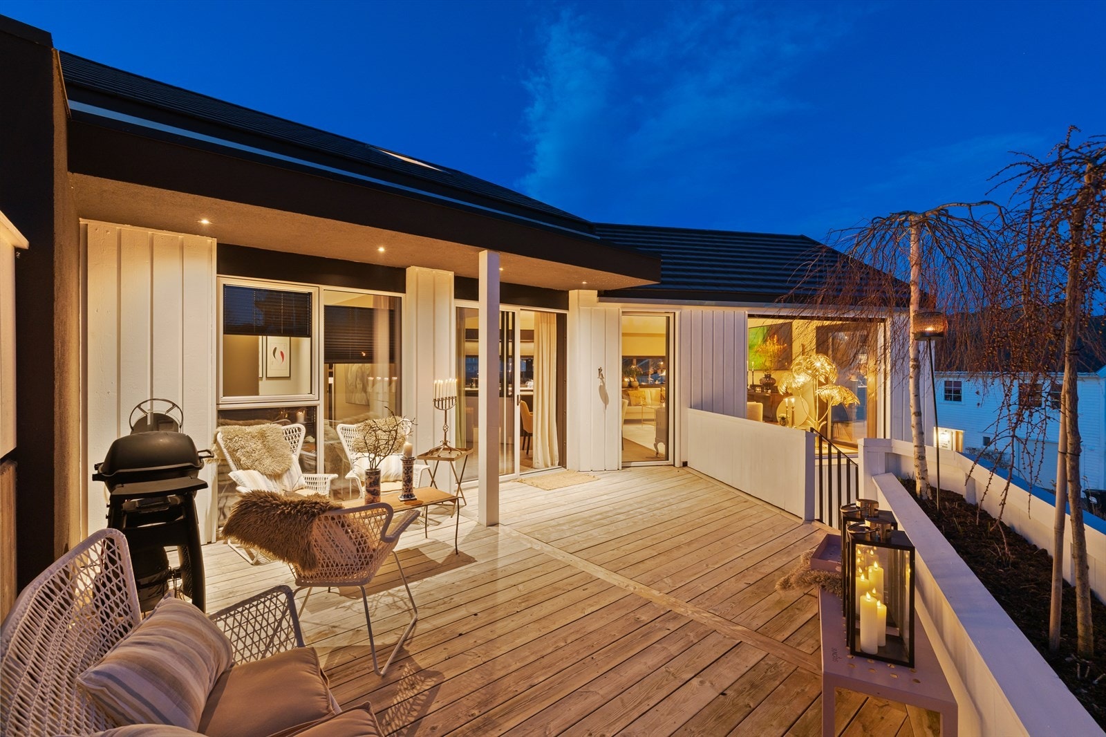 24 kvm sørvendt terrasse med utgang fra kjøkken og stue. Galleribilde