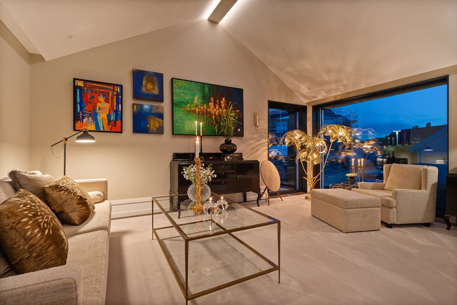 Om kvelden skaper taklysene en lun og behagelig atmosfære. Galleribilde