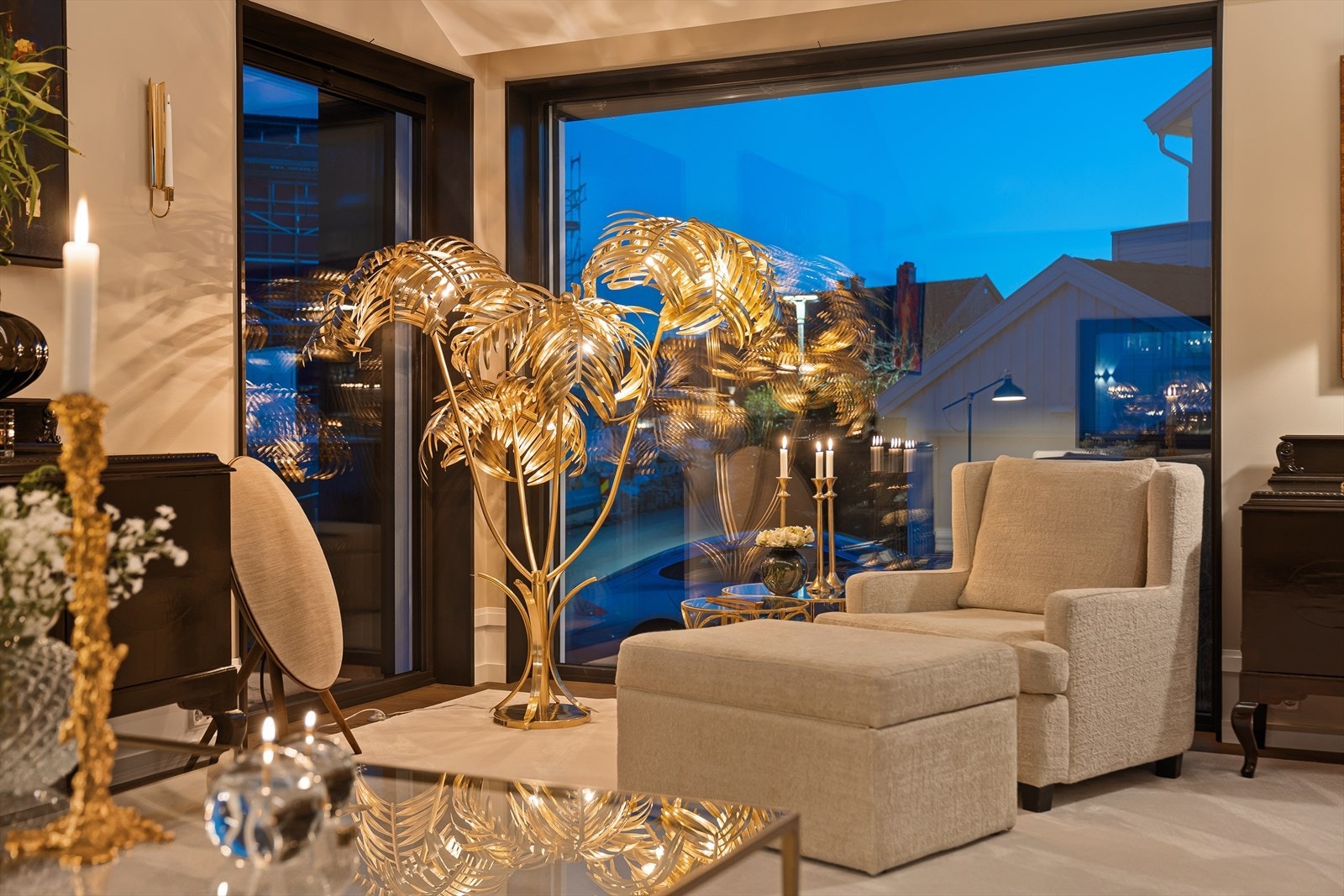 Store vindus flater som slipper inn rimelig med naturlig sollys. Galleribilde