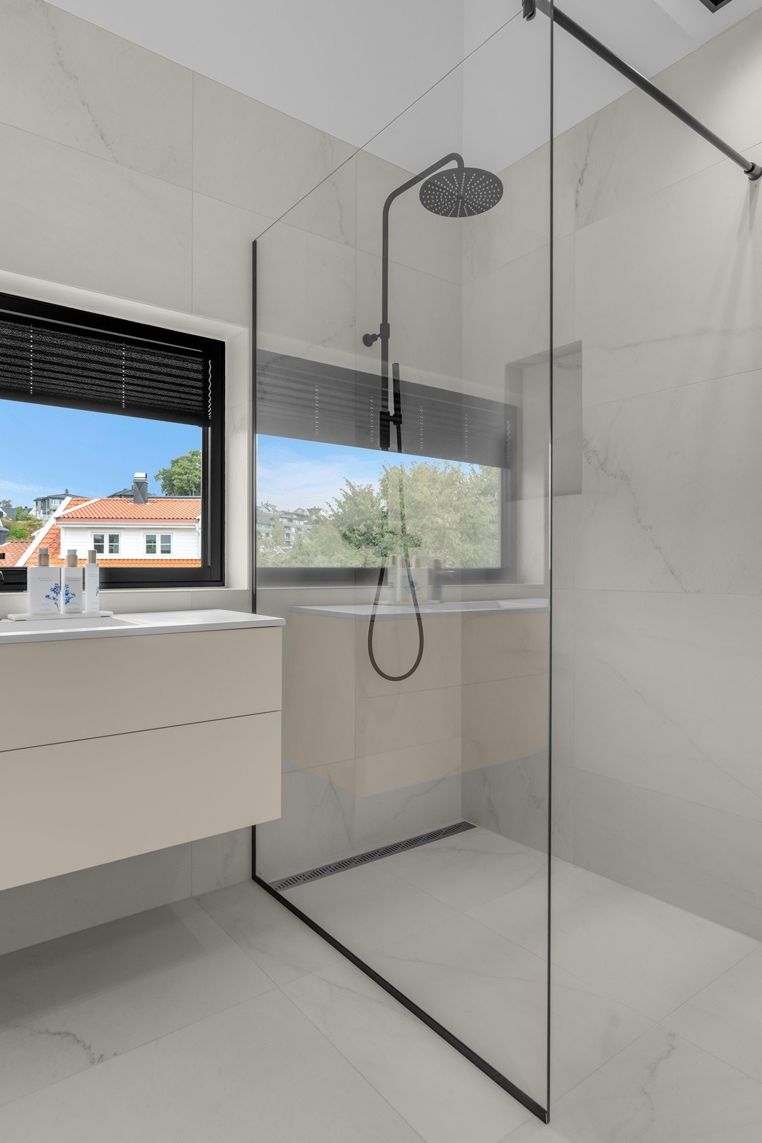 ...med stor regnfallsdusj Galleribilde