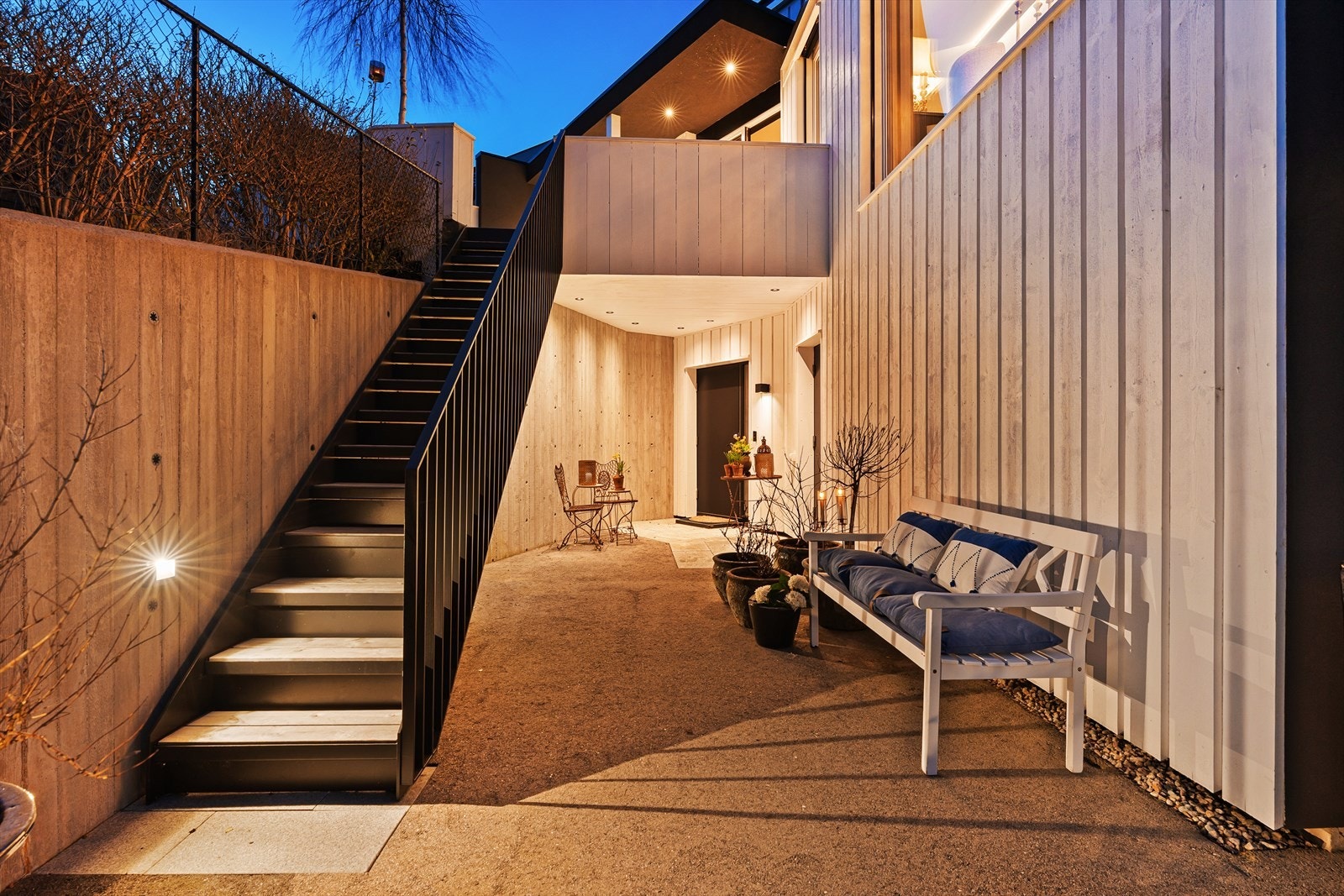 Trapp fra inngangsparti og opp til terrassen. Inngangsparti med god belysning. Galleribilde