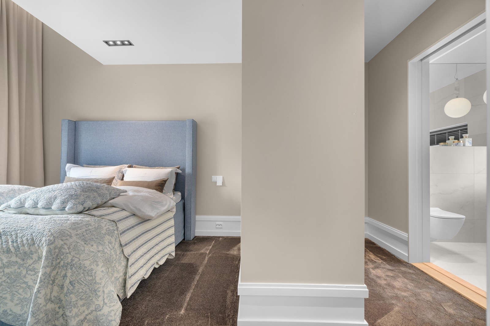 Hovedsoverom har egen walk in garderobe og eget tilknyttet bad Galleribilde