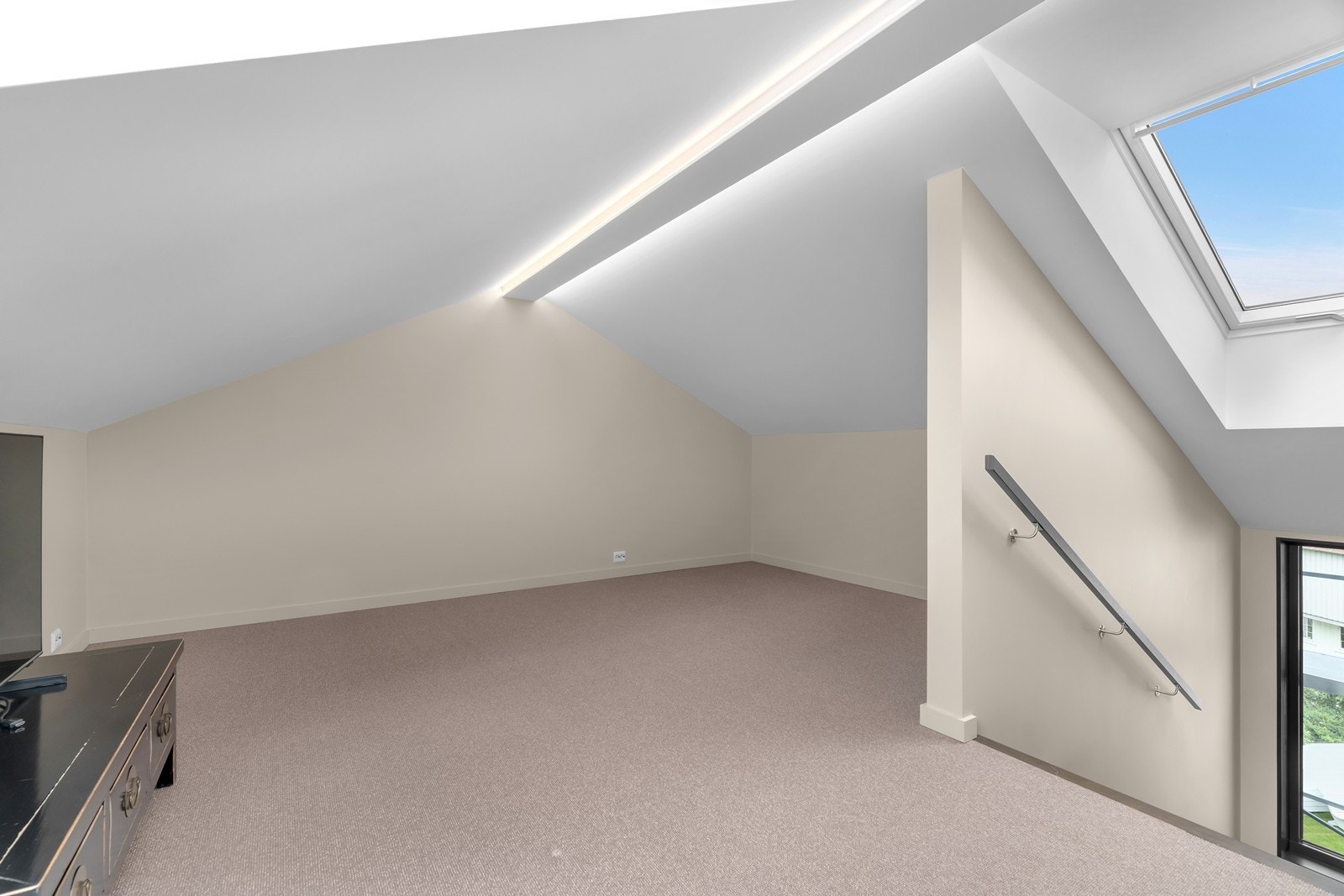 Romslig og lys loftsetasje. Selger har benyttet den som en tv-stue (denne etasjen er ikke søkt om og godkjent til varig opphold) Galleribilde