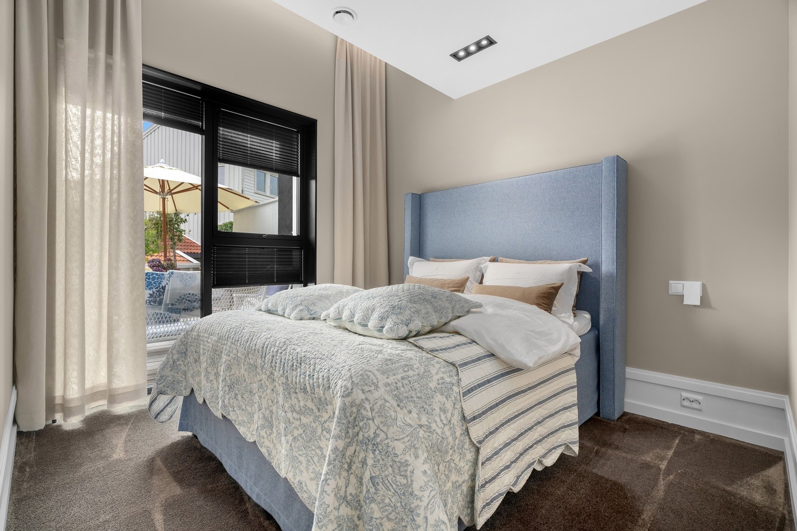 Hovedsoverom. Store vindusflater med persienner, gir godt lys på dagtid og god mørklegging for nattestid. Galleribilde