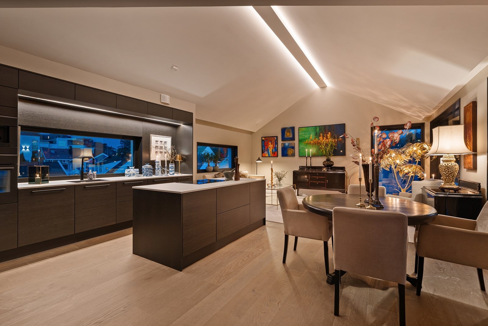 Integrerte lys i tak og over kjøkkenbenk som skaper en behagelig og funksjonell belysning. Galleribilde