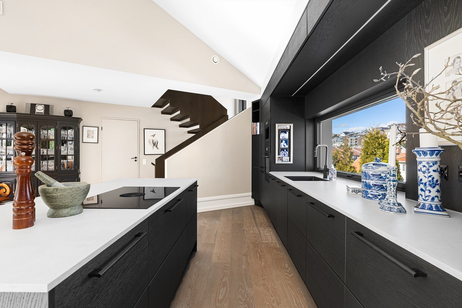 Lys og fin kjøkkenløsning. Galleribilde