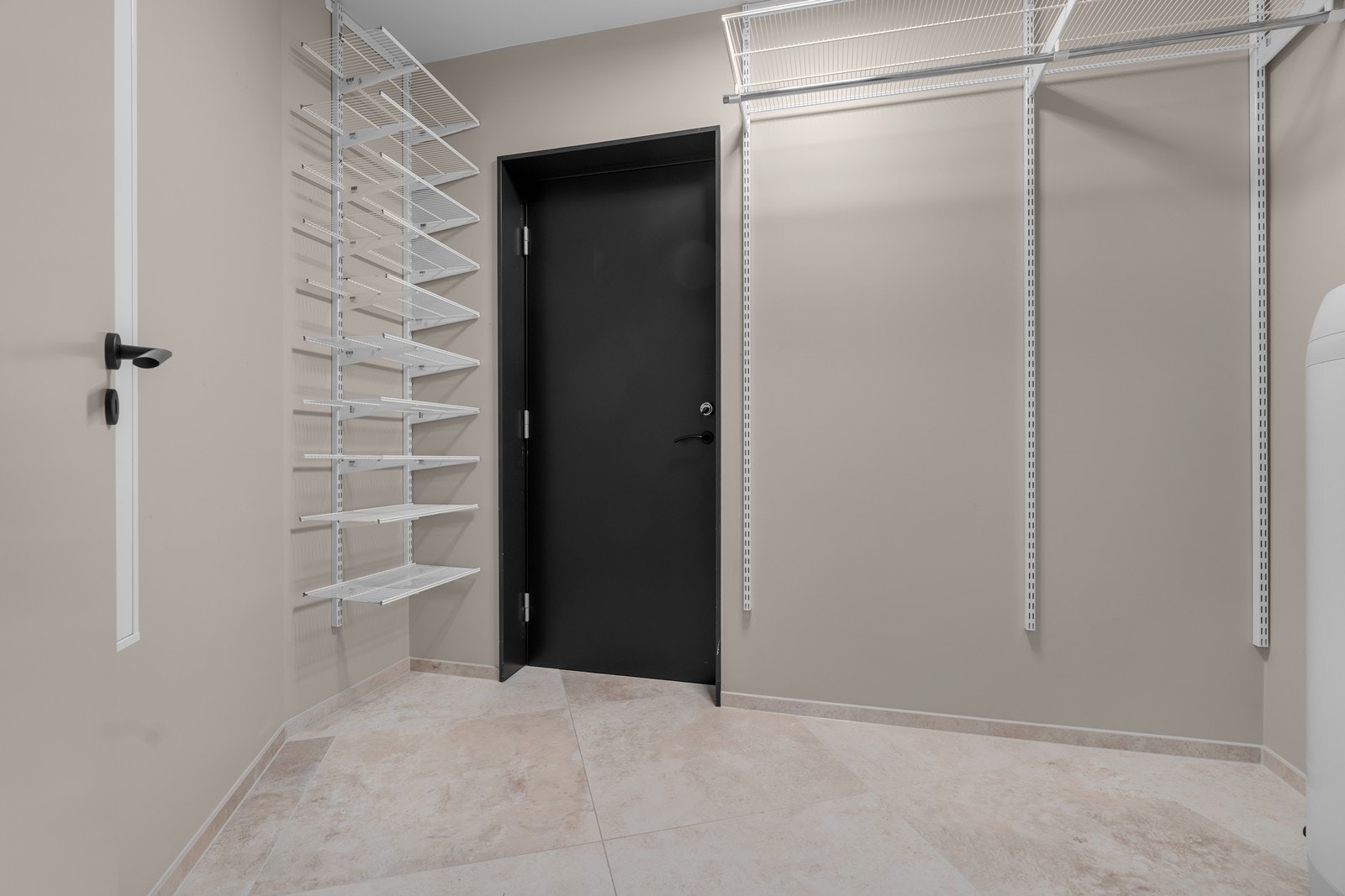 Deilig bod og garderobe rett inn fra carport. Deretter går man videre inn i huset.. Galleribilde