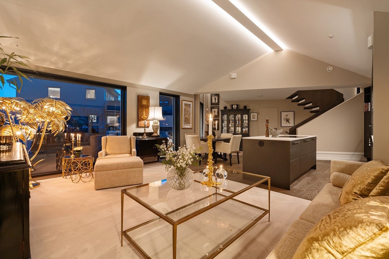 Romslig stue med gode muligheter for sofa og sittegrupper. Galleribilde