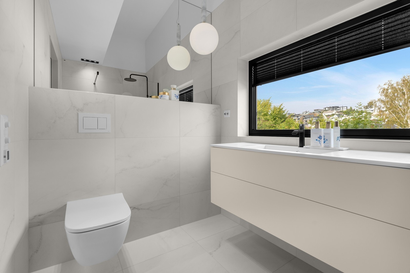 Nydelig og påkostet bad tilknyttet soverommet Galleribilde