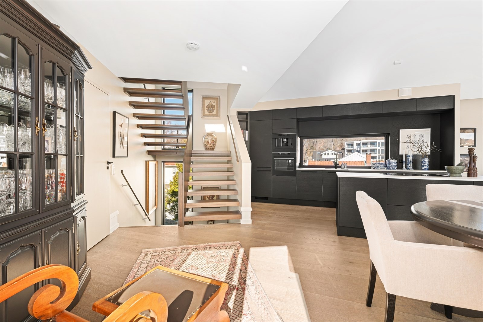 Nydelig trapp med store vinduer som gir en behagelig følelse i trappehuset Galleribilde