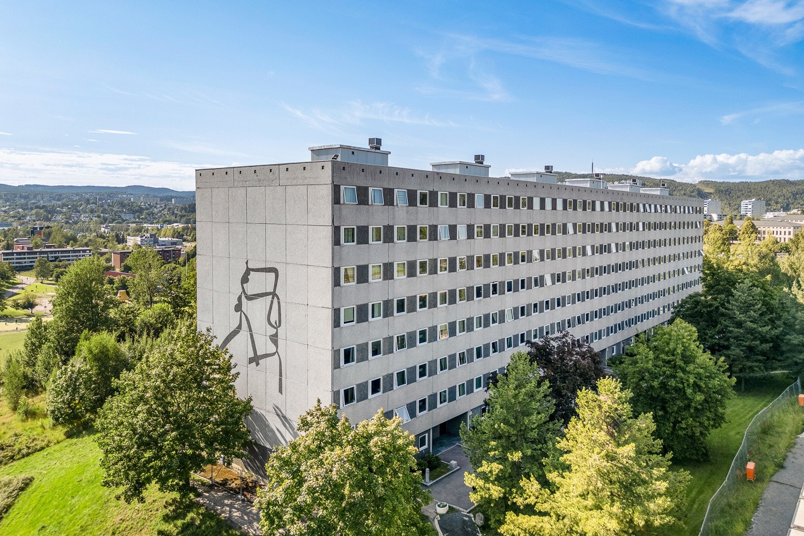 Rundt blokken er det store grøntarealer. Galleribilde